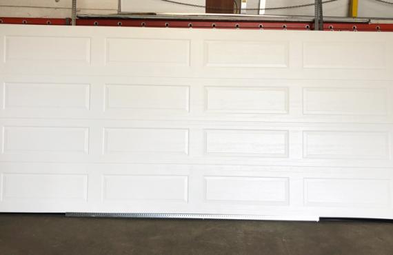 garage door in white, no windows